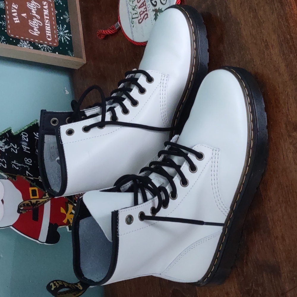🚫 SOLD 🚫Like new white Dr. Martens size 7
